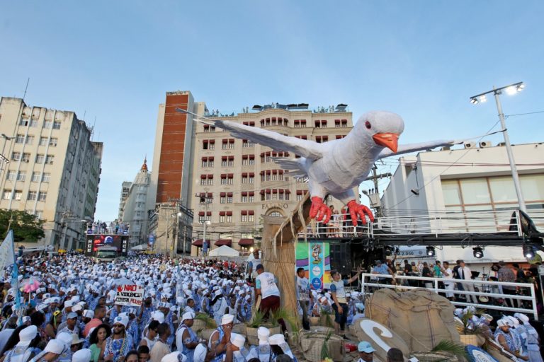 Afoxé Filhos de Gandhy leva às ruas a tradição em nome da paz no Carnaval