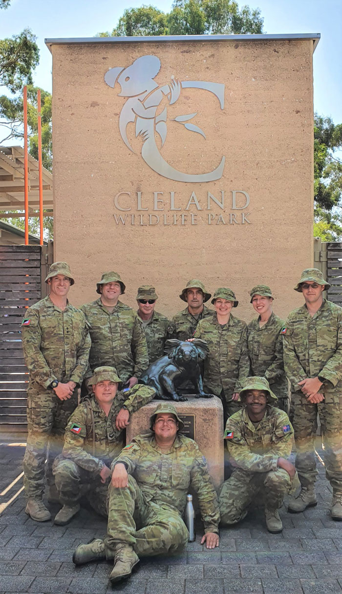 Soldados australianos passam seu tempo de descanso cuidando dos coalas afetados pelos incêndios