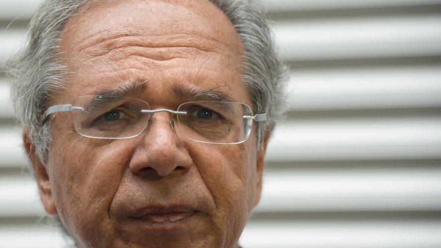 Paulo Guedes classifica alta do dólar como normal