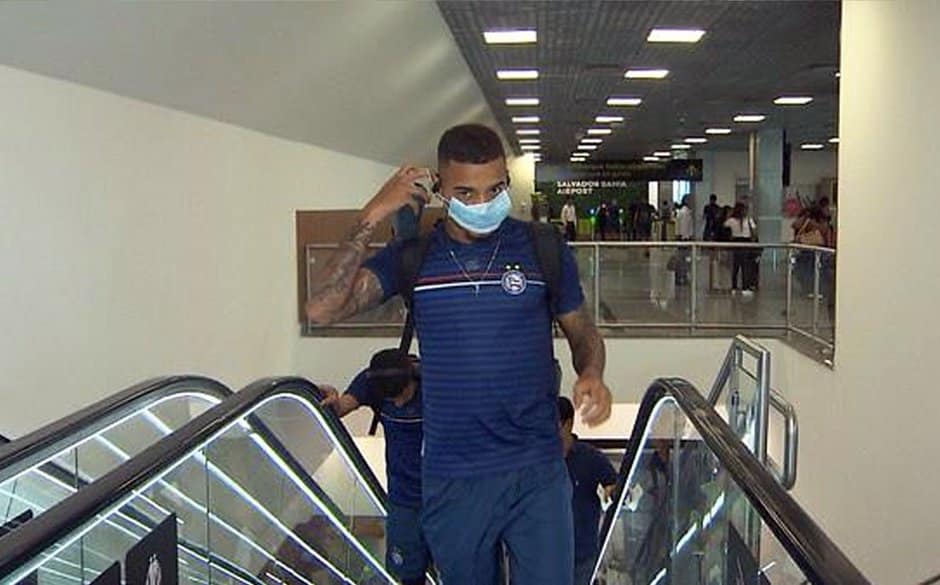 Atletas do Bahia viajam usando máscaras em medida contra o coronavírus