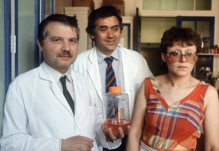 Os professores Luc Montagnier, Jean-Claude Chermann e Françoise Barre-Sinoussi, em seu laboratório do Instituto Pasteur em Paris, em 25 de abril de 1984 - AFP/Arquivos