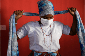 Fabiana Daniel de Paula Souza, 32, otum yalaxe do terreiro Ilê Axé Opô Aganju, durante preparação de sua vestimenta. O local celebraria o orixá Xangô (da Justiça), mas a pandemia alterou as festividades Raul Spinassé/Folhapress