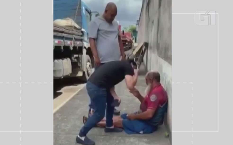 O ex-deputado estadual Marcell Moraes publicou um vídeo em uma das suas redes sociais nesta quarta-feira (27) em que aparece dando tapas, chute e ameaçando um idoso em situação de rua, em Salvador. Nas imagens, ele, que estava sem máscara, afirma que o homem teria agredido um cachorro. Em outro vídeo publicado na redes sociais, Marcell Moraes mostrou o idoso batendo no animal com um pedaço de madeira. Ele disse que após ficar ciente do vídeo se dirigiu ao idoso e a agressão foi motivada por causa da situação com o animal. Imagens gravadas por pessoas que estavam com o ex-deputado mostram Moraes na companhia de um outro homem, gritando, xingando e com o dedo apontado para o rosto do idoso, que estava sentado no chão na Avenida Jequitaia, no bairro do Comércio. “Você é um moleque descarado. Batedor de animal! Você é um moleque que não tem vergonha na cara! Vai bater em animal, c...?! Ainda de pau? A minha vontade era fazer a mesma coisa”, diz o ex-deputado no vídeo. O ex-deputado então volta a xingar o homem e desferir tapas nas costas, dizendo que ele teria que responder na cadeia pelos maus tratos ao animal. “Eu quero que o povo veja eu lhe batendo. Se é para bater em animal, é para bater em você também. Eu queria fazer justiça com minhas próprias mãos. Pena que eu não posso”, diz Moraes.