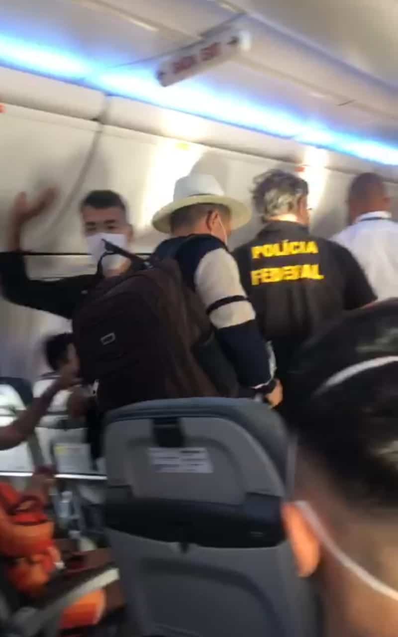 Passageiro recusa usar máscara em avião e é expulso pela PF