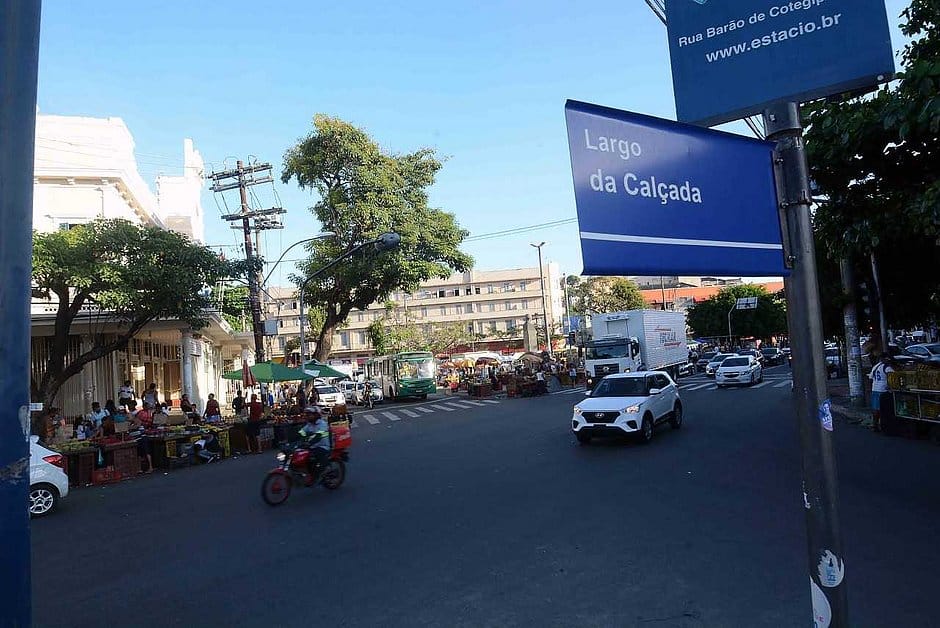 Um estabelecimento comercia no bairro da calçada, e saqueado após carro bate em porta