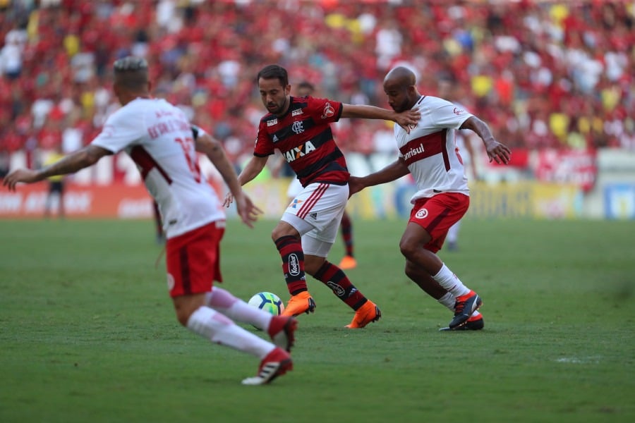 Flamengo ou Internacional: pela primeira vez CBF levará troféus a dois estádios