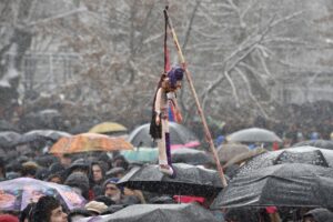 Manifestantes seguram boneco sendo enforcado durante protestos pela renúncia do primeiro-ministro