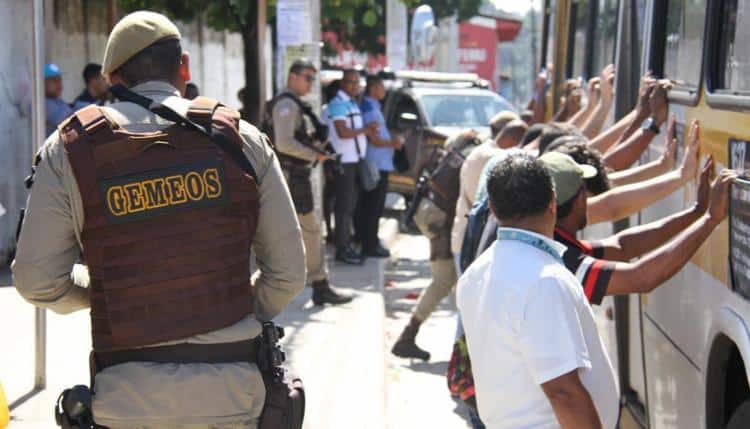 Oito assaltantes de ônibus foram capturados, em seis dias, durante ações ostensivas da Polícia Militar