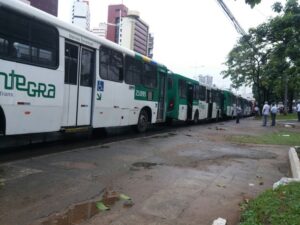 Rodoviários de Salvador param ônibus na Estação da Lapa em protesto por segurança e melhores condições de trabalho — Foto: Foto: Reprodução/TV Bahia