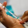 Jovem filma momento que seringa vaza durante vacina em Salvador