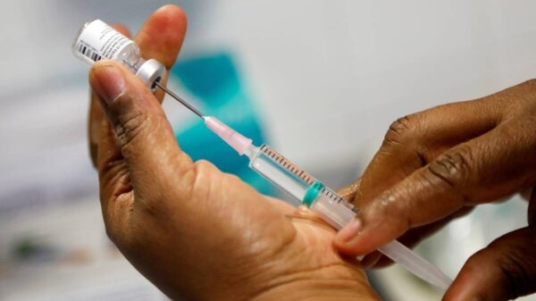 Jovem filma momento que seringa vaza durante vacina em Salvador