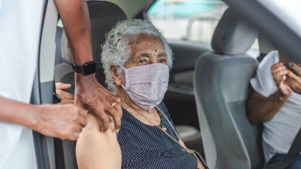 Mais de 300 mil idosos finalizaram pré-cadastro para vacinação contra Covid-19 em Salvador
