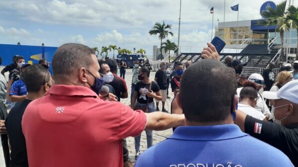 Profissionais que atuam no setor do entretenimento fazem manifestação na frente da Câmara de Vereadores em salvador