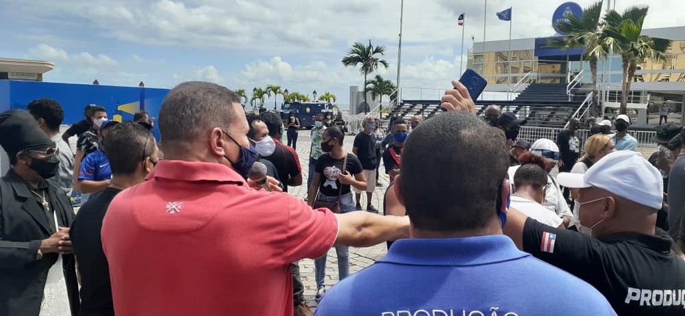 Profissionais que atuam no setor do entretenimento fazem manifestação na frente da Câmara de Vereadores em salvador