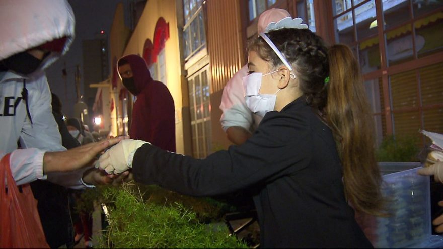 Menina celebra aniversário doando bolo para pessoas em situação de rua