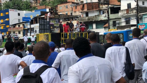 Rodoviários se reúnem na estação da lapa em possível greve, nesta segunda-feira 19/04