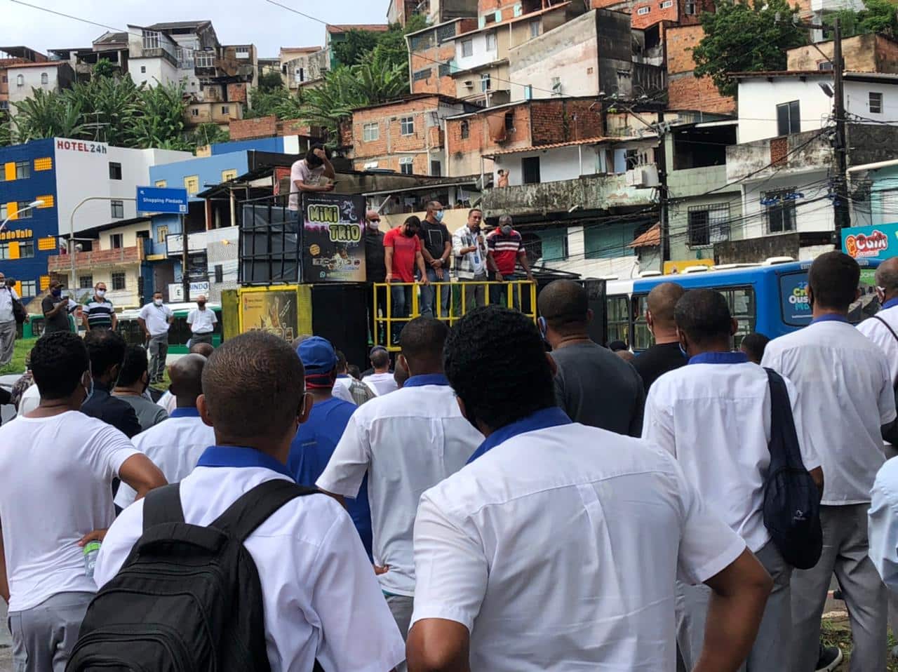 Rodoviários se reúnem na estação da lapa em possível greve, nesta segunda-feira 19/04