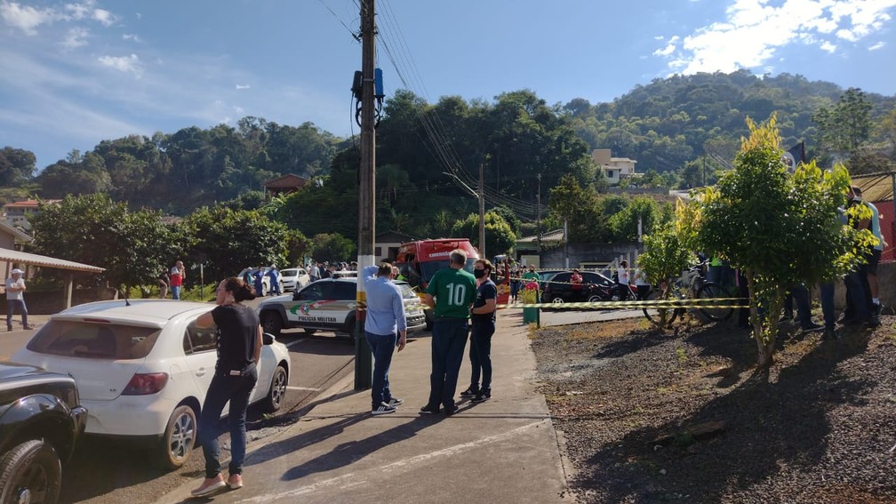 Jovem invade escola e mata três crianças e duas funcionárias em Santa Catarina