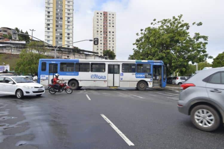 Rodoviários fazem protesto e fecham Estação da Lapa