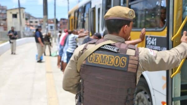 Policiais da Operação Gemeos capturaram em flagrante, na noite de segunda-feira (7), dois assaltantes de coletivo que circulava na Avenida Antônio Carlos Magalhães