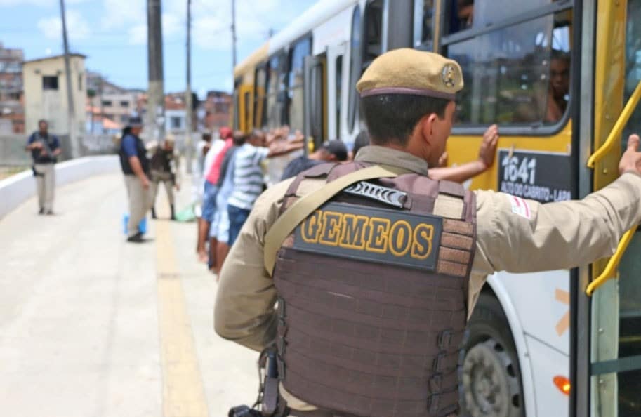 Policiais da Operação Gemeos capturaram em flagrante, na noite de segunda-feira (7), dois assaltantes de coletivo que circulava na Avenida Antônio Carlos Magalhães