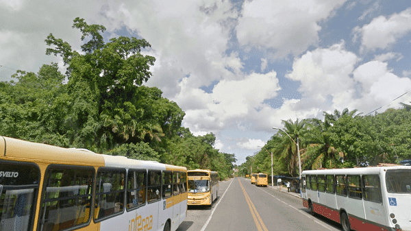 Assaltantes atiram dentro de ônibus e roubam passageiros na Estrada do Derba, em Salvador.