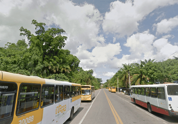 Assaltantes atiram dentro de ônibus e roubam passageiros na Estrada do Derba, em Salvador.