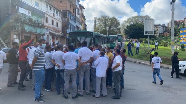 Grupo de rodoviários protestam na entrada da Estação da Lapa reivindicando pagamento de diretos trabalhistas