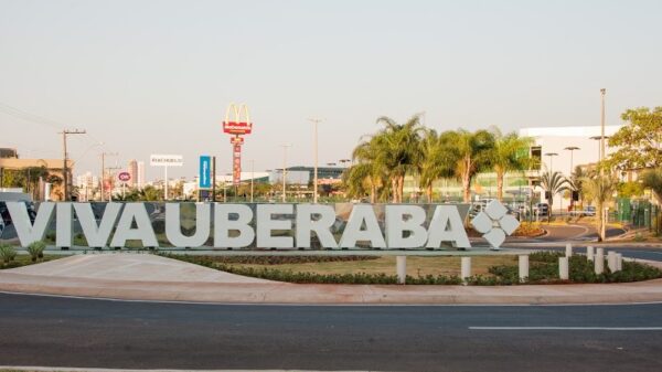 Pai é preso por arrastar a filha pelos cabelos em rua de Uberaba após discussão sobre o relacionamento da jovem