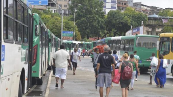 Protesto de rodoviários fecha a Estação da Lapa e congestiona transito