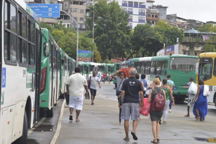 Protesto de rodoviários fecha a Estação da Lapa e congestiona transito