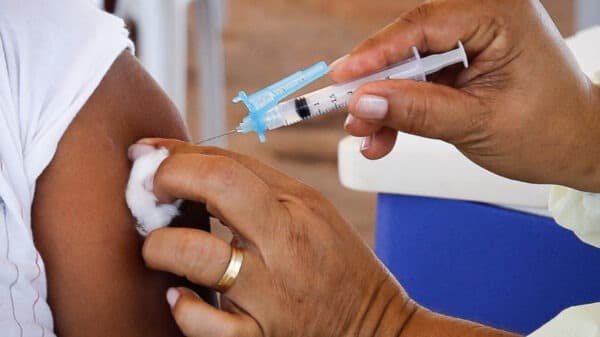Covid-19: Bahia libera vacinação de trabalhadores da Educação a partir dos 18 de idade