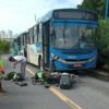 Batida entre ônibus e moto deixa agente da Transalvador ferido na Vasco da Gama