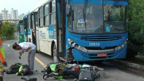 Batida entre ônibus e moto deixa agente da Transalvador ferido na Vasco da Gama