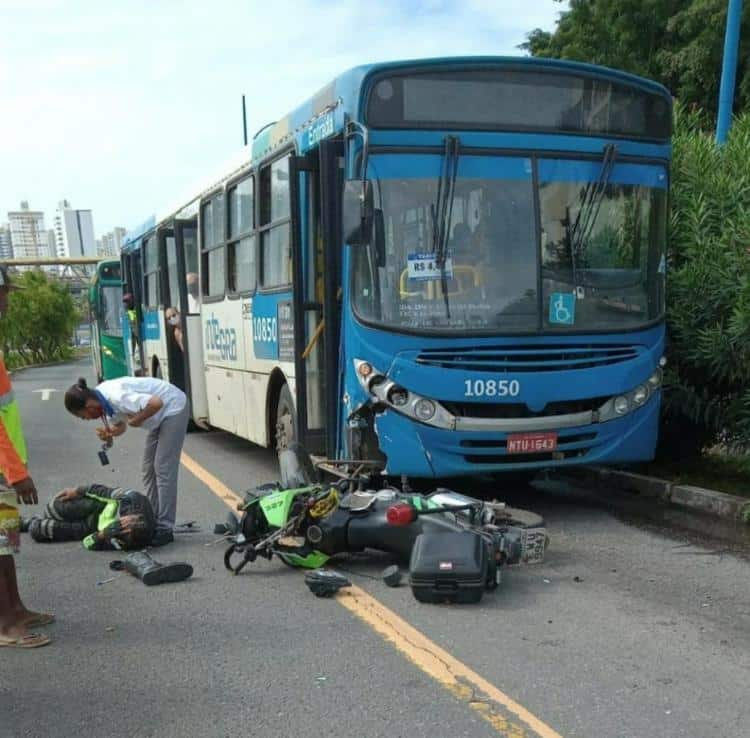 Batida entre ônibus e moto deixa agente da Transalvador ferido na Vasco da Gama