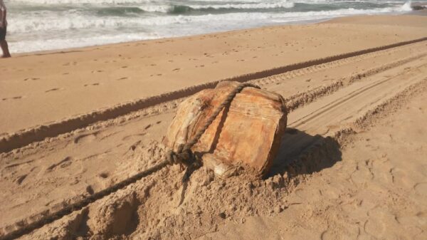 Caixas 'misteriosas' aparecem em praia do flamengo em Salvador