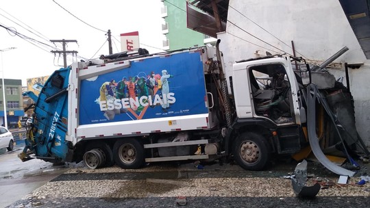 Caminhão de lixo atinge prédio no bairro de Amaralina, em Salvador