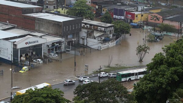 Forte chuva que cai em Salvador provoca muitos transtornos