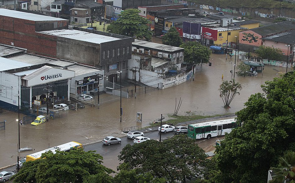 Forte chuva que cai em Salvador provoca muitos transtornos