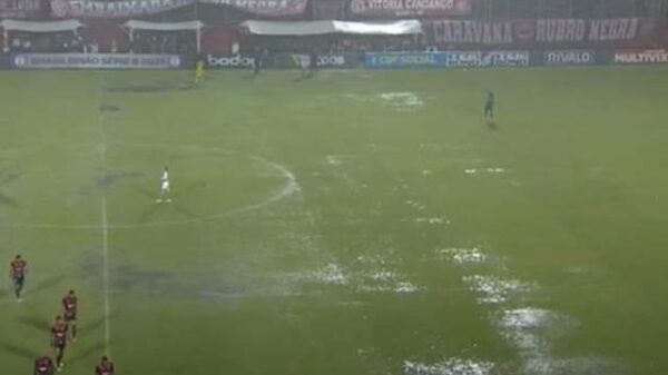 Muita água! jogo entre Vitória e Vasco é interrompido no Barradão