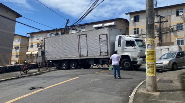 Caminhão atinge poste no bairro de Brotas