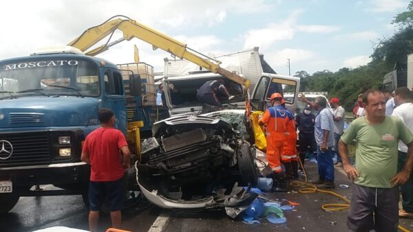 Acidente entre caminhões e carro deixa feridos na BR-324