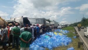 Acidente entre caminhões e carro deixa feridos na BR-324