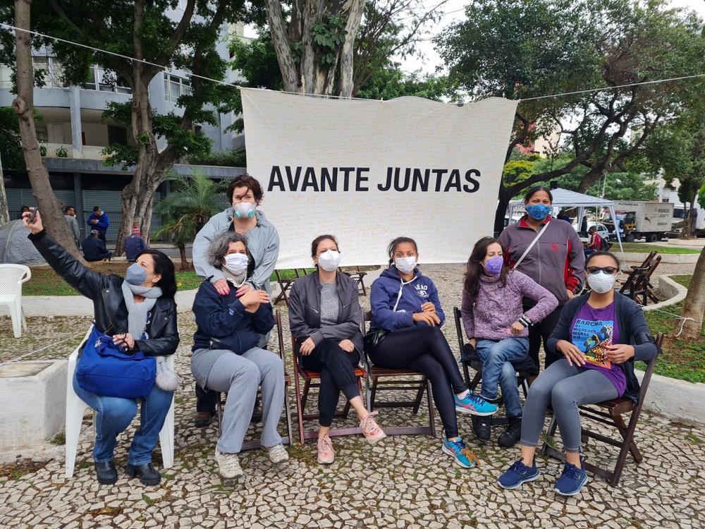 Por direito de mulheres, grupo ocupa praça do Hospital Pérola Byington e impede vigília contra aborto de extremistas religiosos