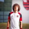 David Luiz Doa camisa autografada do Flamengo para leilão beneficente