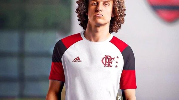 David Luiz Doa camisa autografada do Flamengo para leilão beneficente