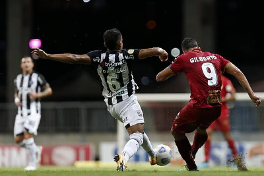 Com gols de Mendoza e Gilberto, Bahia e Ceará empatam na Fonte Nova