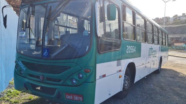 Dupla armada invade ônibus na Paralela e rouba passageiro