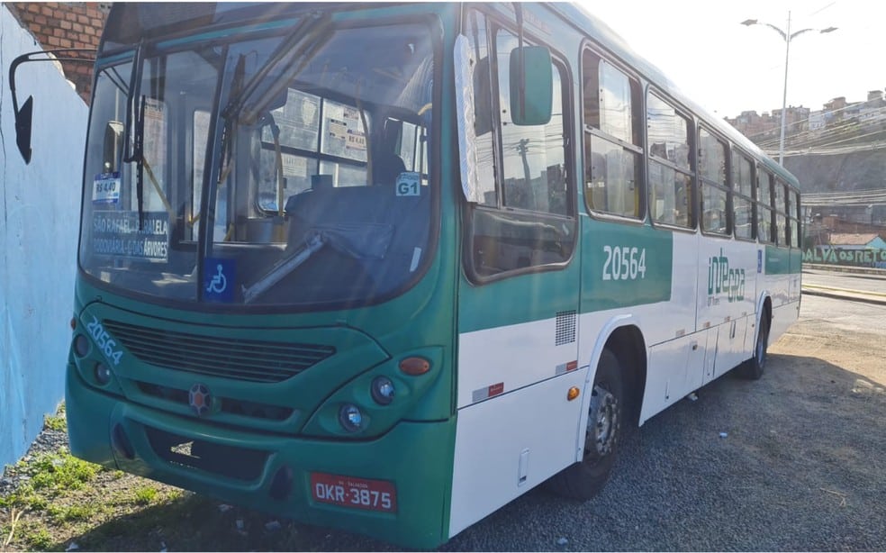 Dupla armada invade ônibus na Paralela e rouba passageiro