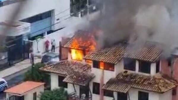 Incêndio atinge village no Jardim Armação, em Salvador